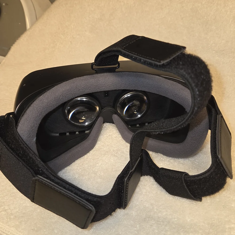 Samsung Black VR Headset with Controller